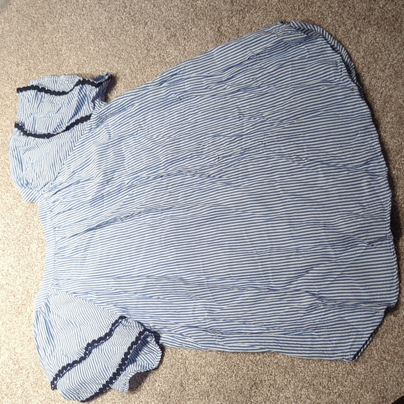 Flowy Ruffle Sleeve Top - Picture 4 of 4
